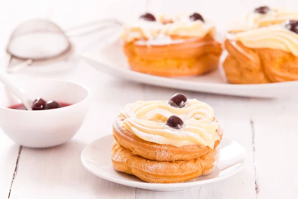 Zeppole with pastry cream. — Stock Photo, Image