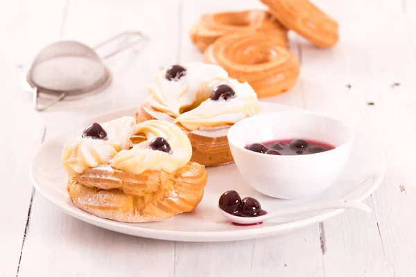 Zeppole con crema pasticcera . — Foto Stock