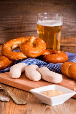 Bira ve sosis ile Bavyera simit. 