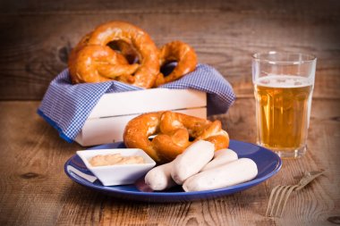 Bira ve sosis ile Bavyera simit. 