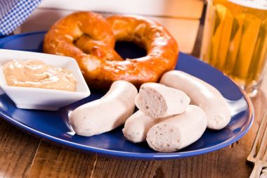 Bira ve sosis ile Bavyera simit. 