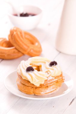 Zeppole Pasta krema ile. 