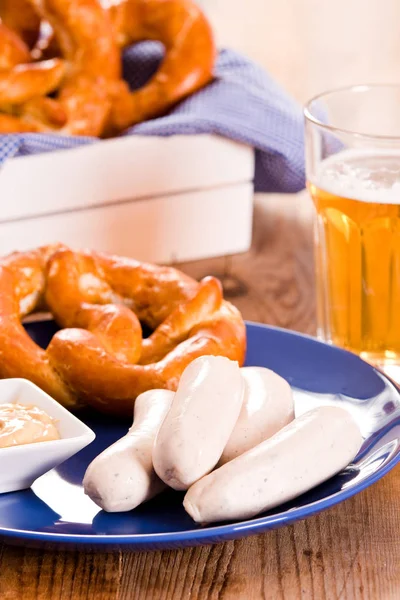 Bayerska pretzels med öl och korv. — Stockfoto