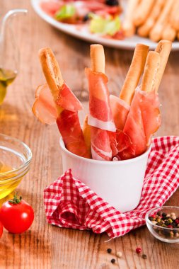 Grisini breadsticks jambon ve zeytin ahşap tablo.