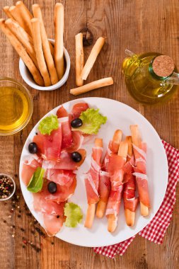 Grisini breadsticks jambon ve zeytin ahşap tablo.