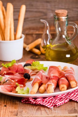 Grisini breadsticks jambon ve zeytin ahşap tablo.