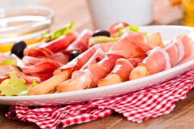 Grisini breadsticks jambon ve zeytin ahşap tablo.