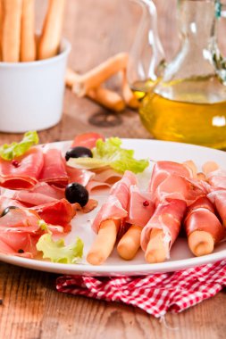 Grisini breadsticks jambon ve zeytin ahşap tablo.