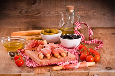 Grisini breadsticks jambon ve zeytin ahşap tablo.