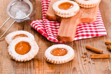 Kahvaltı çerezleri ahşap tablo. 