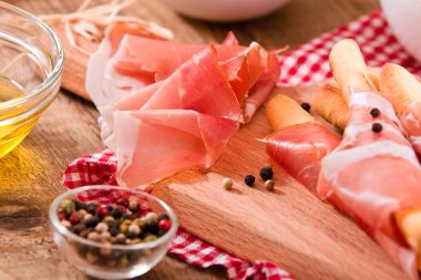 Grisini breadsticks jambon ve zeytin. 