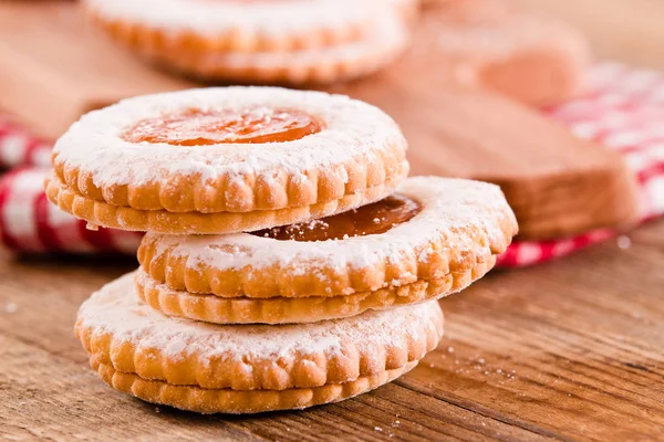 Galletas de desayuno sobre mesa de madera . — Foto de Stock