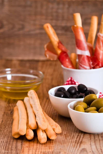 Grisini breadsticks jambon ve zeytin. 