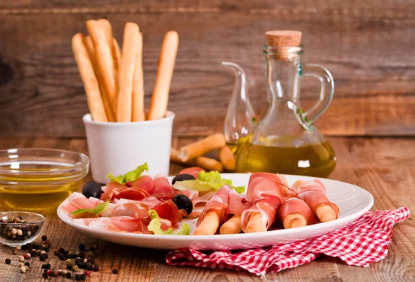 Grisini breadsticks jambon ve zeytin. 