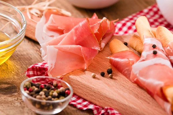 Grisini breadsticks jambon ve zeytin. 