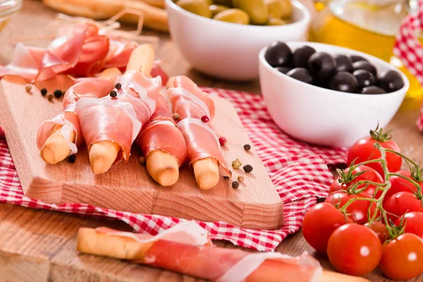 Grisini breadsticks jambon ve zeytin. 