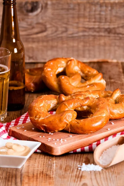 Ahşap masa üzerinde Bavyera simit. 