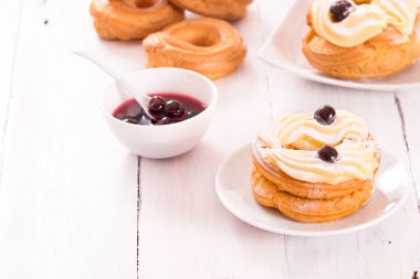 Zeppole Pasta krema ile. 