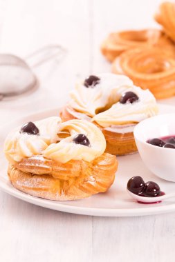 Zeppole Pasta krema ile. 