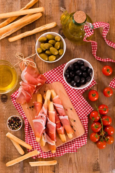 Bâtonnets de pain grissini au jambon et aux olives . — Photo