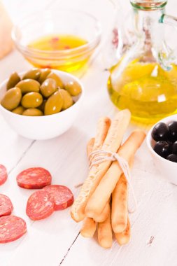 grisini breadsticks ile salam.