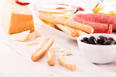 grisini breadsticks ile salam.