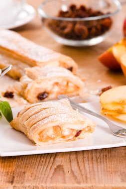 Ahşap masa üzerinde Apple strudel. 