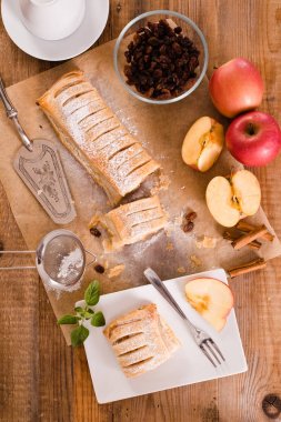 Ahşap masa üzerinde Apple strudel. 