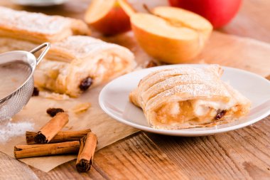 Ahşap masa üzerinde Apple strudel. 