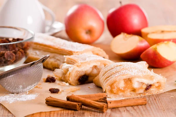 Apfelstrudel auf Holztisch. — Stockfoto