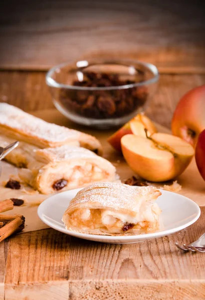 Apple strudel on wooden table. — Stock Photo, Image