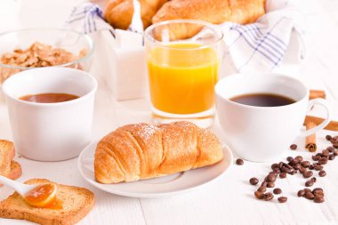 Beyaz çanak üzerinde kruvasan ile Kahvaltı.