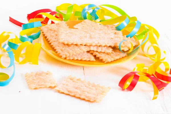 Карнавальное печенье с конфетти . — стоковое фото