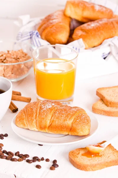 Ontbijt met croissants op witte schotel. — Stockfoto