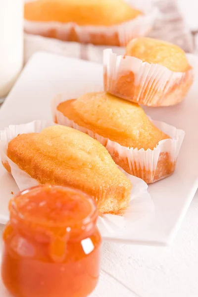 Frukost med plumcake på träbord. — Stockfoto