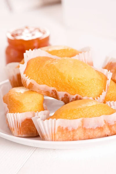 Frukost med plumcake på träbord. — Stockfoto