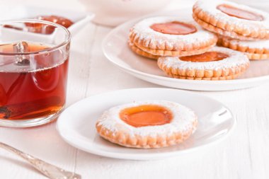 Beyaz çanak üzerinde çay bisküvi. 