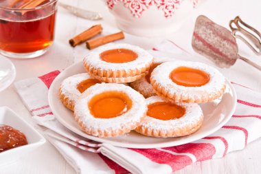 Beyaz çanak üzerinde çay bisküvi. 