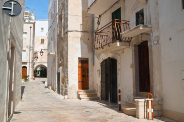 Ara sokakta. Monopoli 'de. Puglia. İtalya. 