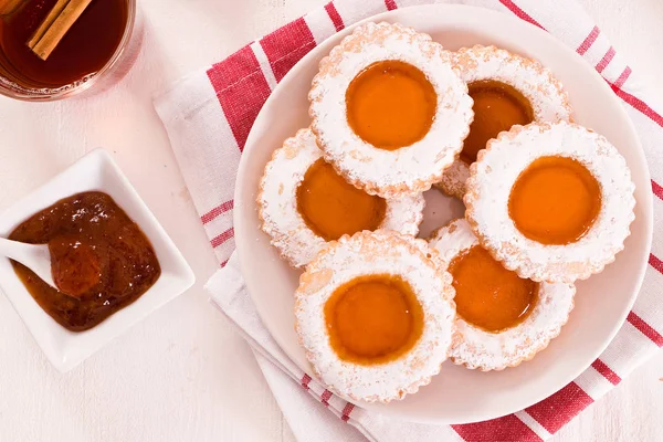 Teatime-Kekse auf weißem Teller. — Stockfoto