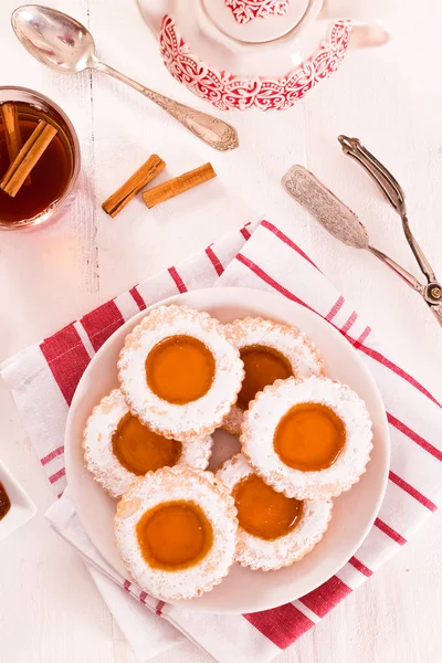 Galletas de té en plato blanco . —  Fotos de Stock