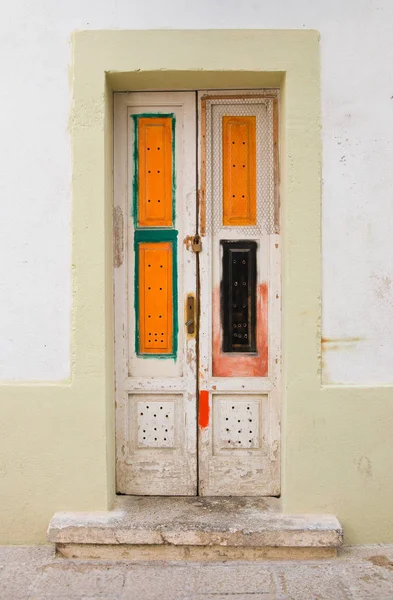 Dřevěné dveře. Monopoli. Puglia. Itálie. — Stock fotografie