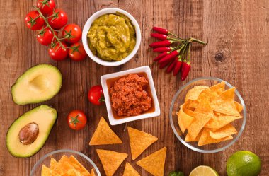 Guacamole ve nacho cips. 