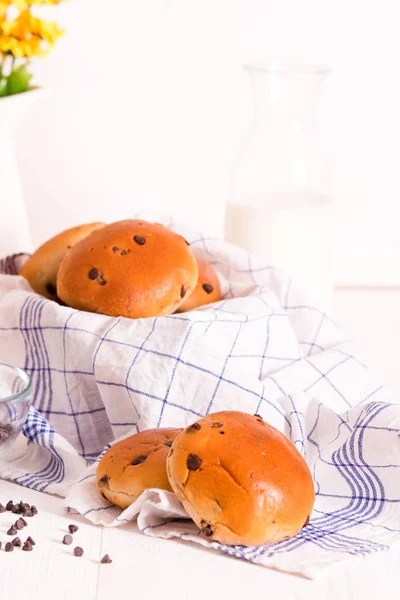 Choklad chip brioche på träbord. — Stockfoto