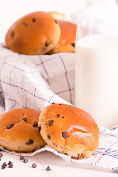 Brioche de viruta de chocolate en mesa de madera . — Foto de Stock