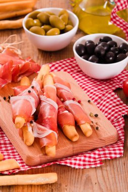 Grisini breadsticks ile jambon. 