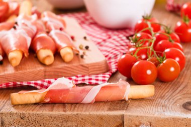 Grisini breadsticks ile jambon. 