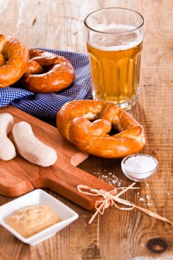 Kesme tahtası üzerinde Bavyera simit. 