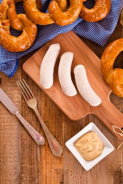 Kesme tahtası üzerinde Bavyera simit. 