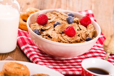 Kepekli tahıllar ile Kahvaltı. 